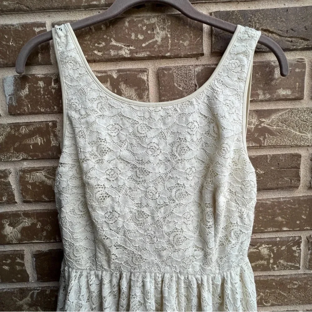 Pins and Needles Lace Dress, size 2 - Picture 4 of 9